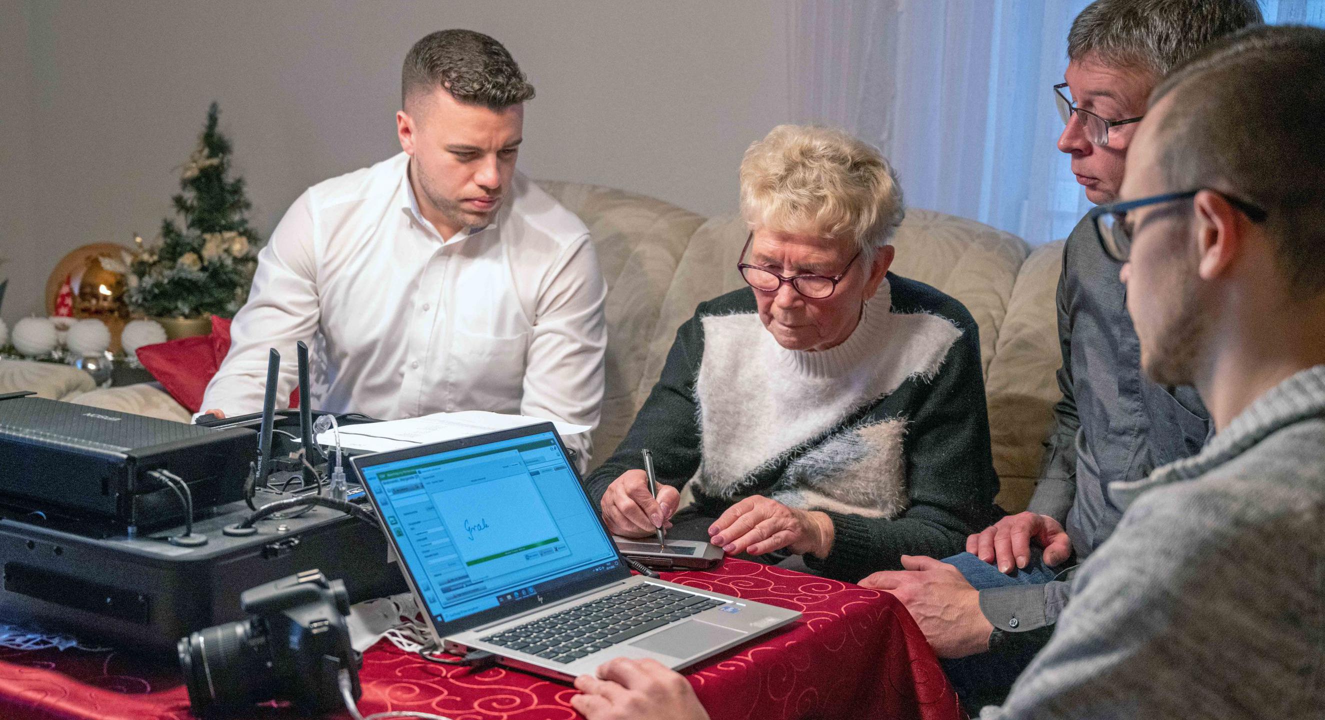 Margarete Grabowski mit Mitarbeitern des Bürgerbüros bei der Beantragung eines Personalausweises.