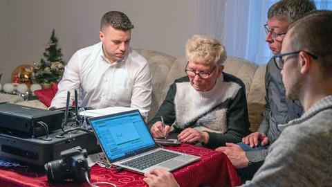 Margarete Grabowski mit Mitarbeitern des Bürgerbüros bei der Beantragung eines Personalausweises.