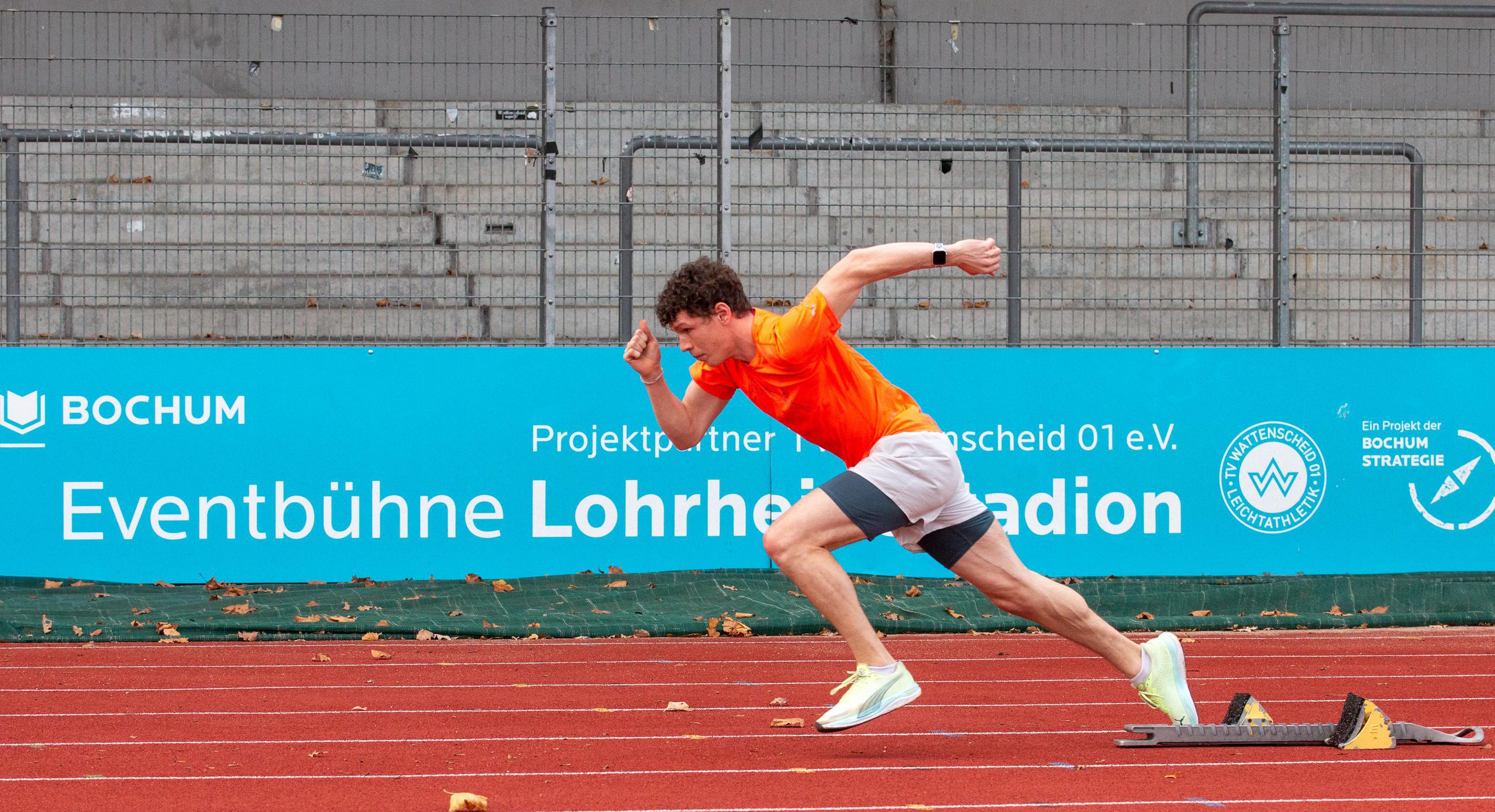 Ein Läufer startet zum Sprint auf der Laufbahn im Lohrheidestadion.