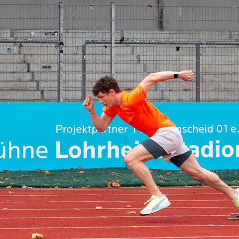Ein Läufer startet zum Sprint auf der Laufbahn im Lohrheidestadion.