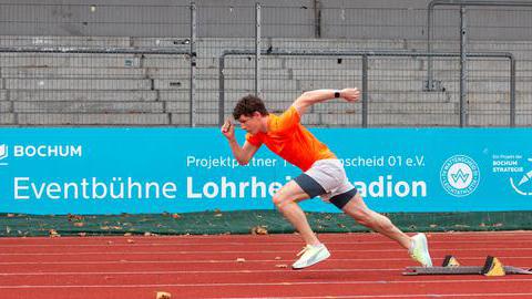 Ein Läufer startet zum Sprint auf der Laufbahn im Lohrheidestadion.