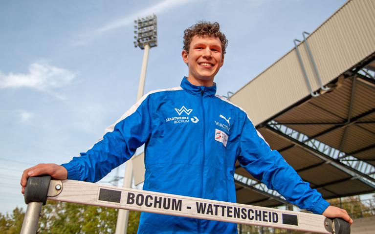 Hürdenläufer Noah Braida hält eine Hürde in den Händen.