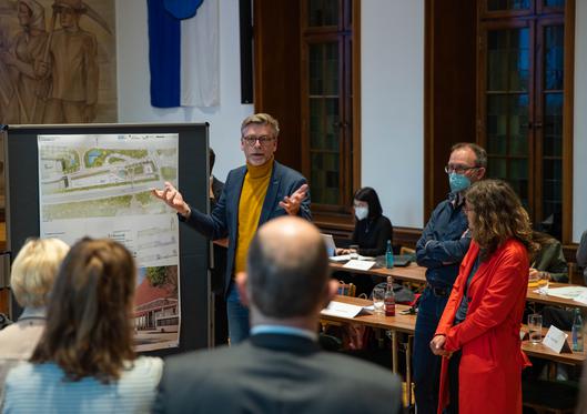 Die Entwürfe wurden ausgiebig diskutiert und verglichen.