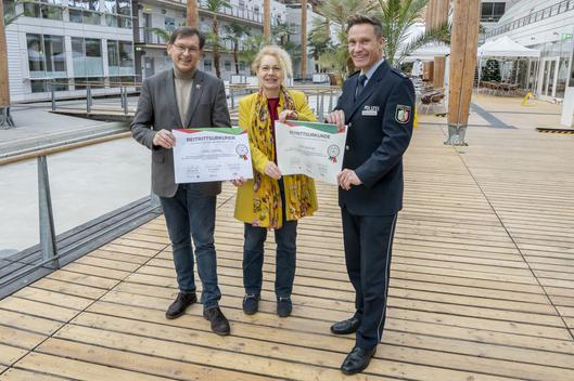 Hernes Oberbürgermeister Dr. Frank Dudda, Birgitta Gronau, Stabsstelle für Arbeitsschutz, Arbeitssicherheit und Gesundheit der Stadt Bochum und Andre Niewöhner, Koordinierungsgruppe #sicherimDienst (v.l.)