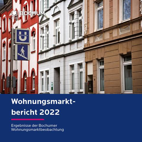 Deckblatt des Wohnungsmarktberichts 2022 mit Foto von Fassaden dreier Gründerzeitbauten hinter einem U-Bahn-Schild