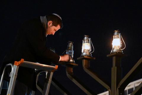 Chanukka-Feier am Rathaus. Entzünden des vierten Lichtes.