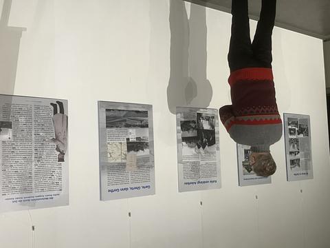 Ein Mann betrachtet alte Bilder aus Gerthe