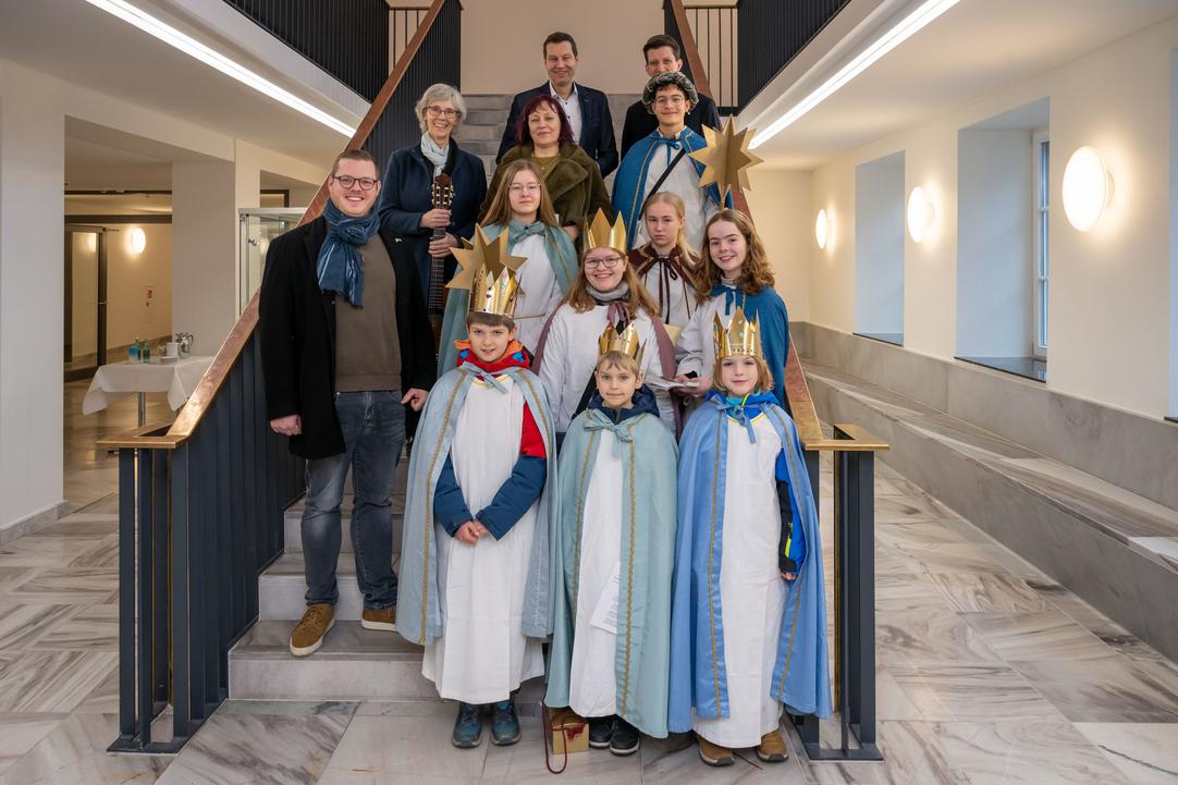 Sternsinger besuchen am 6. Januar 2023 das Rathaus in Bochum.