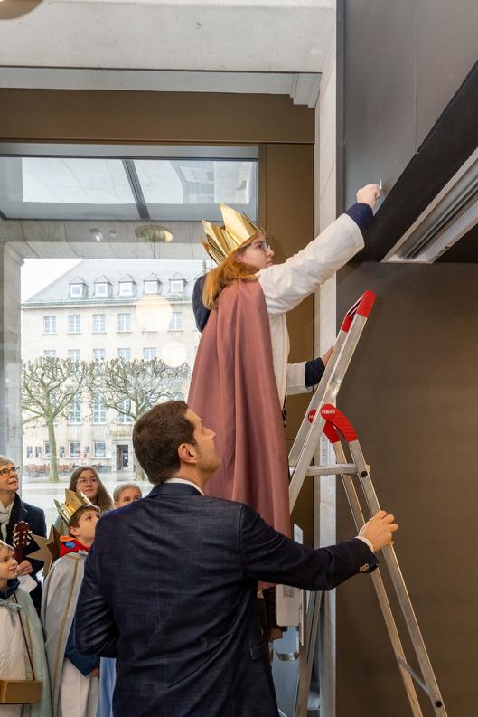 Die Sternsinger bringen den Segen an