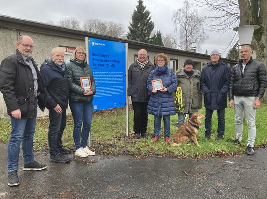 v.l. Philipp Welsch (Ratsmitglied SPD für Bergen/Hiltrop), Martin Holz (SPD Bergen), Céline Spieker (Initiative Nordbahnhof, Schülerprojekt Erinnerungskultur der Mont-Cenis Gesamtschule Herne), Dr. Kai Rawe (Leiter Stadtarchiv – Bochumer Zentrum für Stadtgeschichte), Susanne Wycisk (Bochumer Bündnis gegen Rechts), Wolfgang Dominik (VVN-BdA), Uli Borchers ((Bochumer Bündnis gegen Rechts), Ulrich Kriegesmann (GEW Bochum)