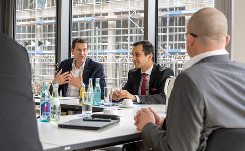 Oberbürgermeister Thomas Eiskirch und Mahmut Özdemir am Besprechungstisch. 