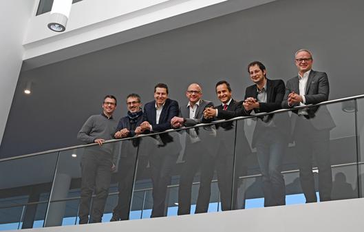 Axel Degenhardt, Gilles Barthe, Thomas Eiskirch, Thomas Wollinger, Mahmut Özdemir, Tim Güneysu und Rouven Beek auf einem Balkon.