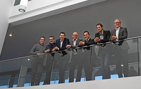 Axel Degenhardt, Gilles Barthe, Thomas Eiskirch, Thomas Wollinger, Mahmut Özdemir, Tim Güneysu und Rouven Beek auf einem Balkon.