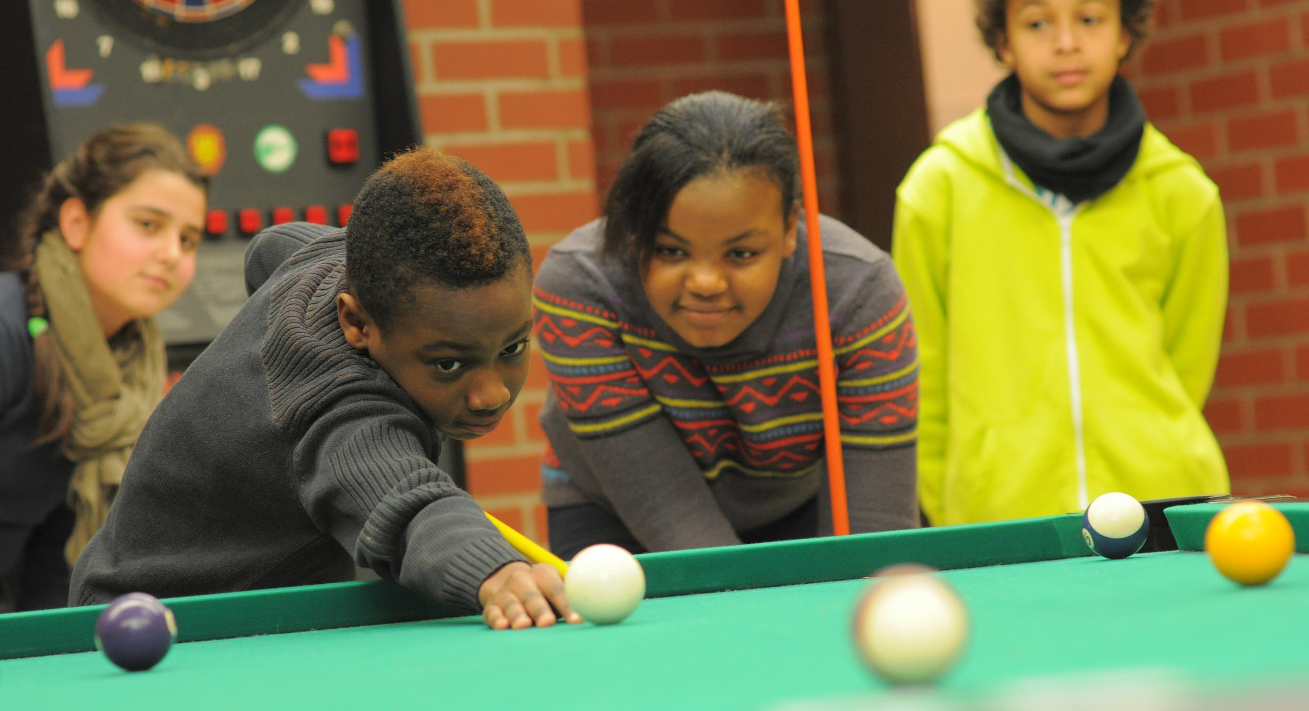 Jugendliche spielen Billard