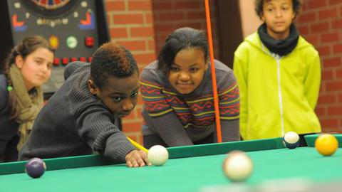 Jugendliche spielen Billard