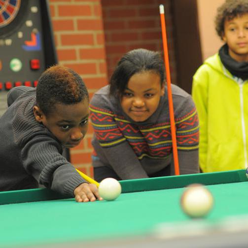Jugendliche spielen Billard