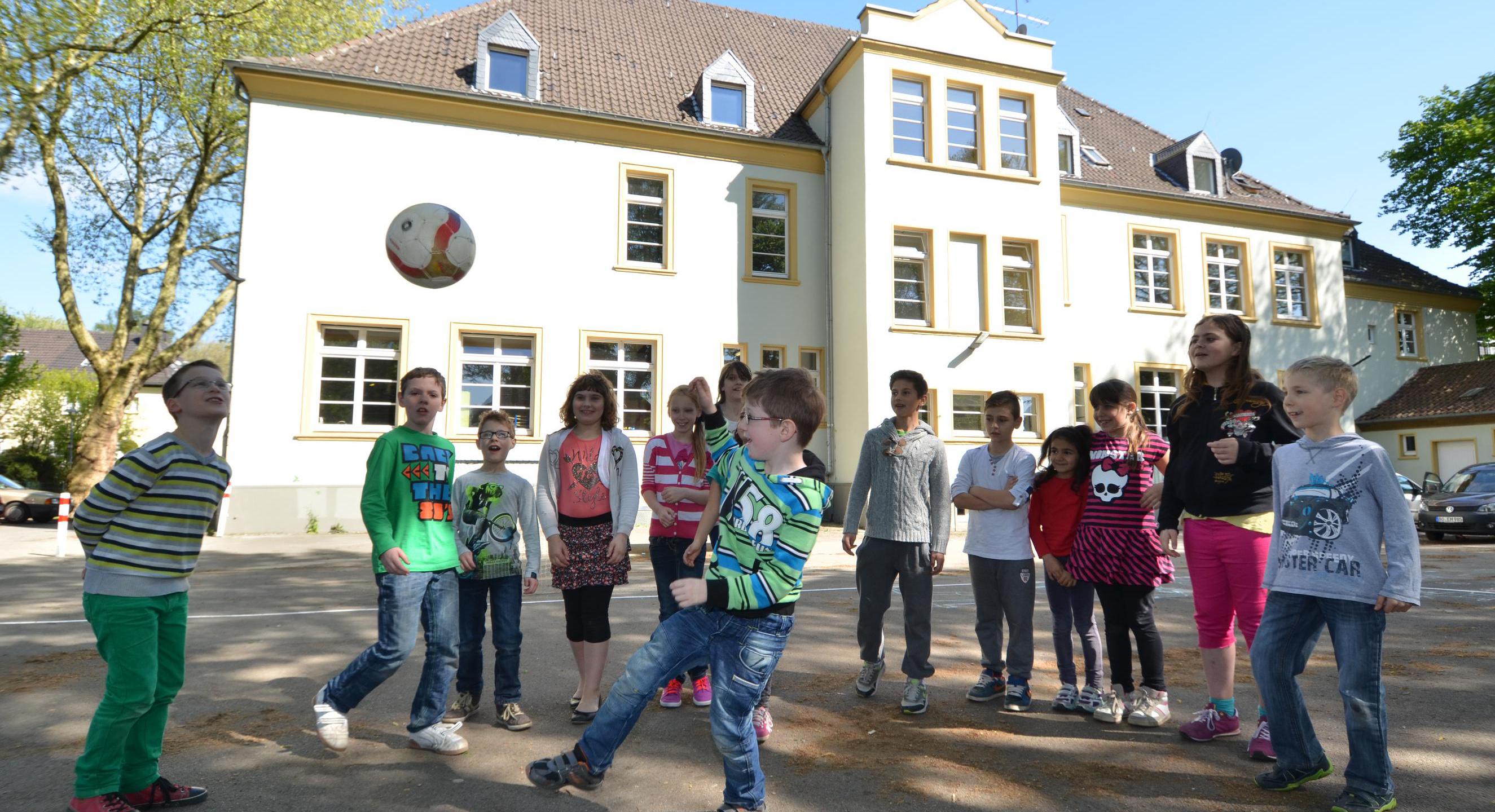 Kinder auf einem Schulhof