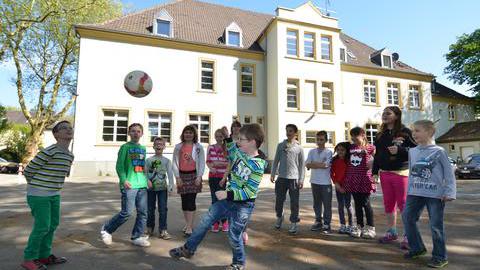Kinder auf einem Schulhof