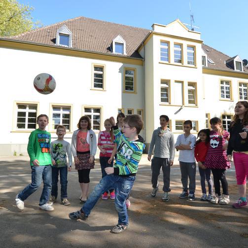 Kinder auf einem Schulhof
