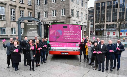 Unterzeichner der Kampagne "Besser miteinander - Bochumer Arbeitgebende gegen Diskriminierung auf dem Rathausvorplatz