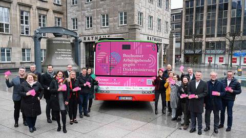 Unterzeichner der Kampagne Besser miteinander - Bochumer Arbeitgebende gegen Diskriminierung auf dem Rathausvorplatz
