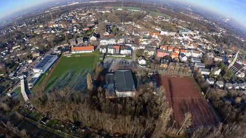 Die Luftaufnahme vom 18.01.2023 zeigt zwei Sportplätze in Bochum-Günnigfeld