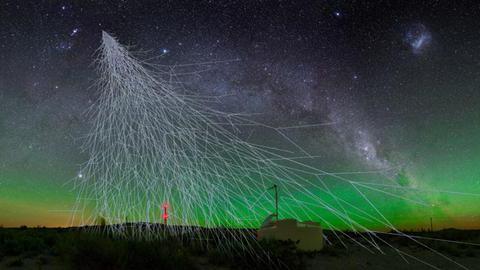 Durch energiereiche kosmische Strahlung ausgelösten Teilchenschauers über dem Auger-Observatorium.