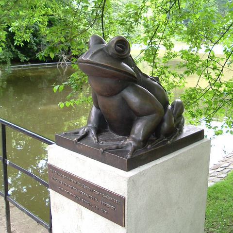 Froschfigur im Stadtpark