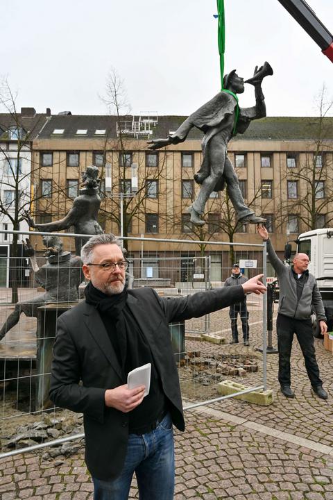 Baudezernent Dr. Markus Bradtke während der Demontage des Jobsiade-Brunnens mit seinen Figuren auf dem Husemannplatz in Bochum.