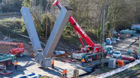 Montage an der neuen Lohring-Brücke.