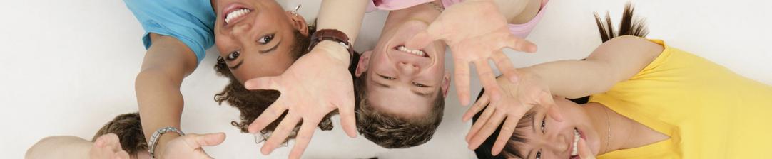 Sechs Schülerinnen und Schüler schauen in die Kamera