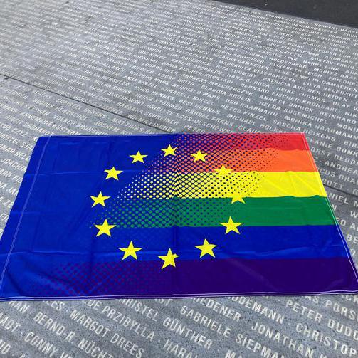 Europaflagge mit Regenbogenfarben
