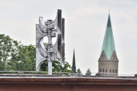 Eine Sirene für Bevölkerungsschutz auf dem Rathaus in Bochum-Wattenscheid.