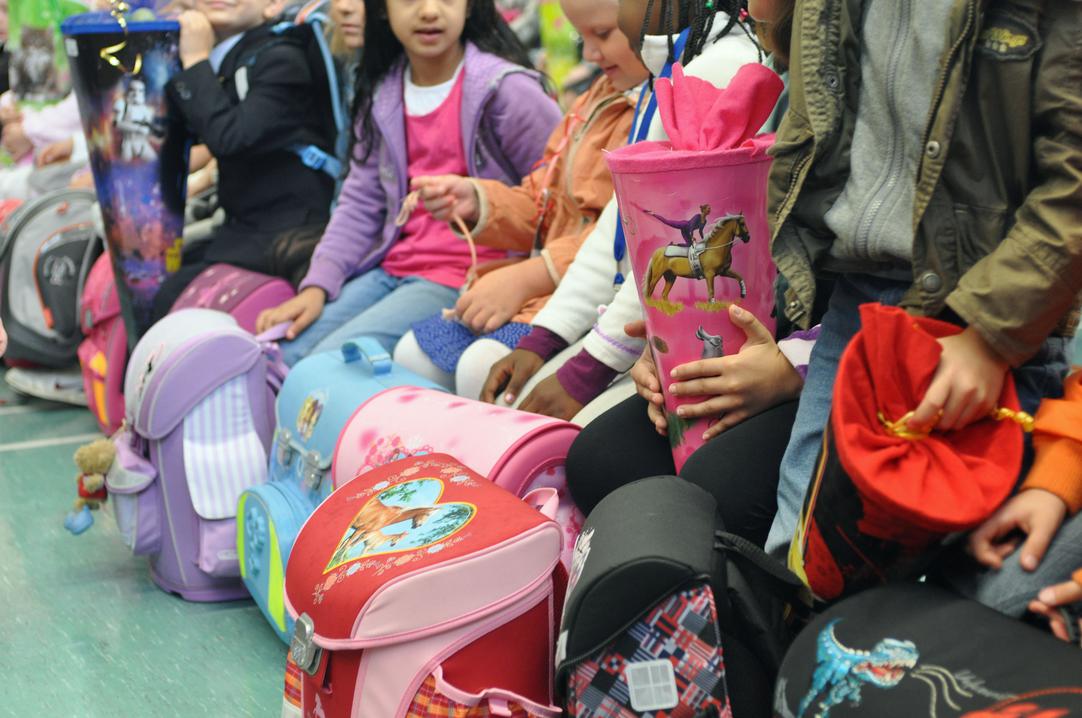 Kinder warten mit ihren Schultüten