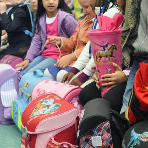 Kinder warten mit ihren Schultüten