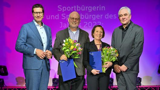 Oberbürgermeister Thomas Eiskirch mit den Jahressportbürgern des Jahres 2022