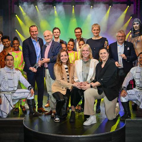Gewinnerinnen und Gewinner der Auszeichnung Sportler*in und Mannschaft des Jahres 2022 mit Artistinnen und Artisten des Varieté et cetera in Bochum, 23.03.2023. 