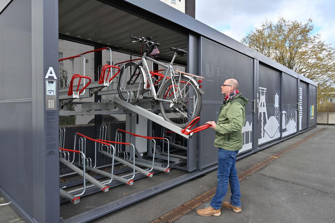 Eine neue Sammelabstellanlage für Fahrräder hinter dem Hauptbahnhof in Bochum mit einem Benutzer