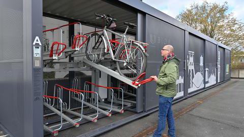 Eine neue Sammelabstellanlage für Fahrräder hinter dem Hauptbahnhof in Bochum mit einem Benutzer