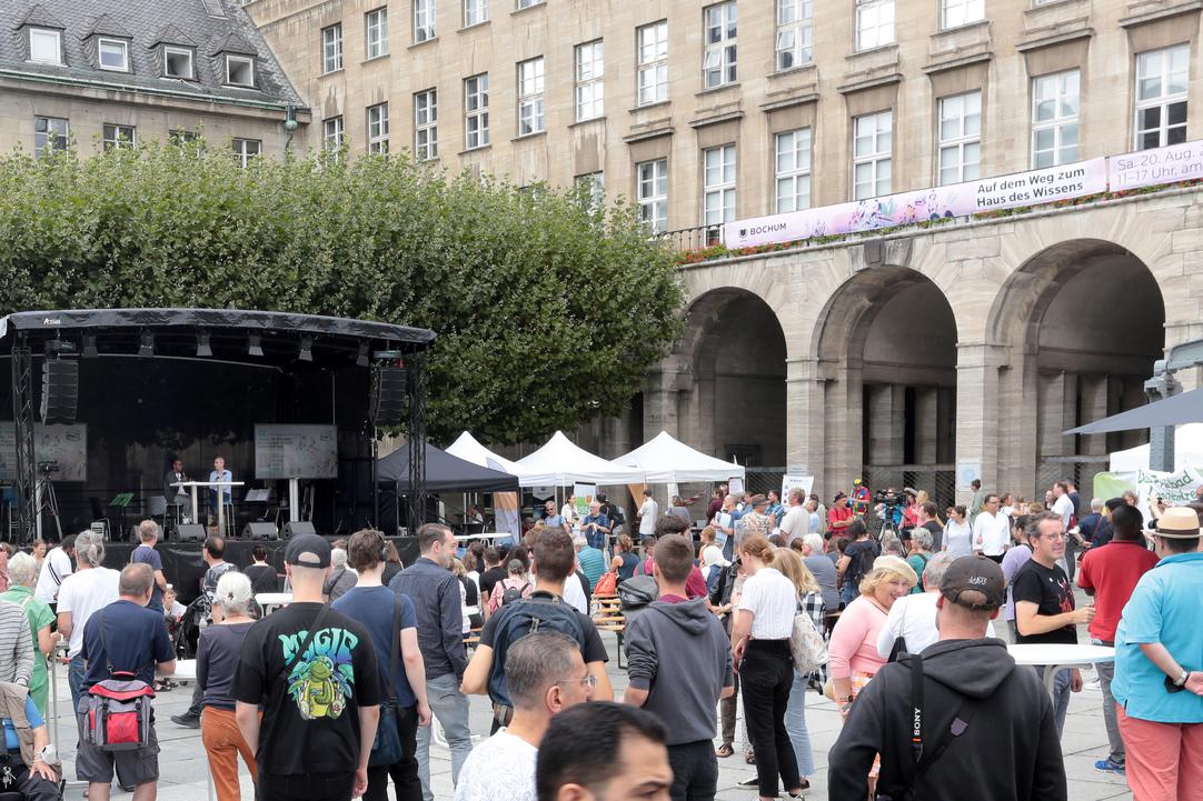 Menschen vor einer Bühne