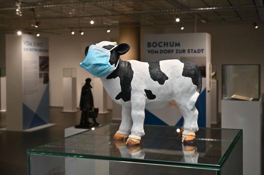 Die Corona-Kuh mit Mundschutz