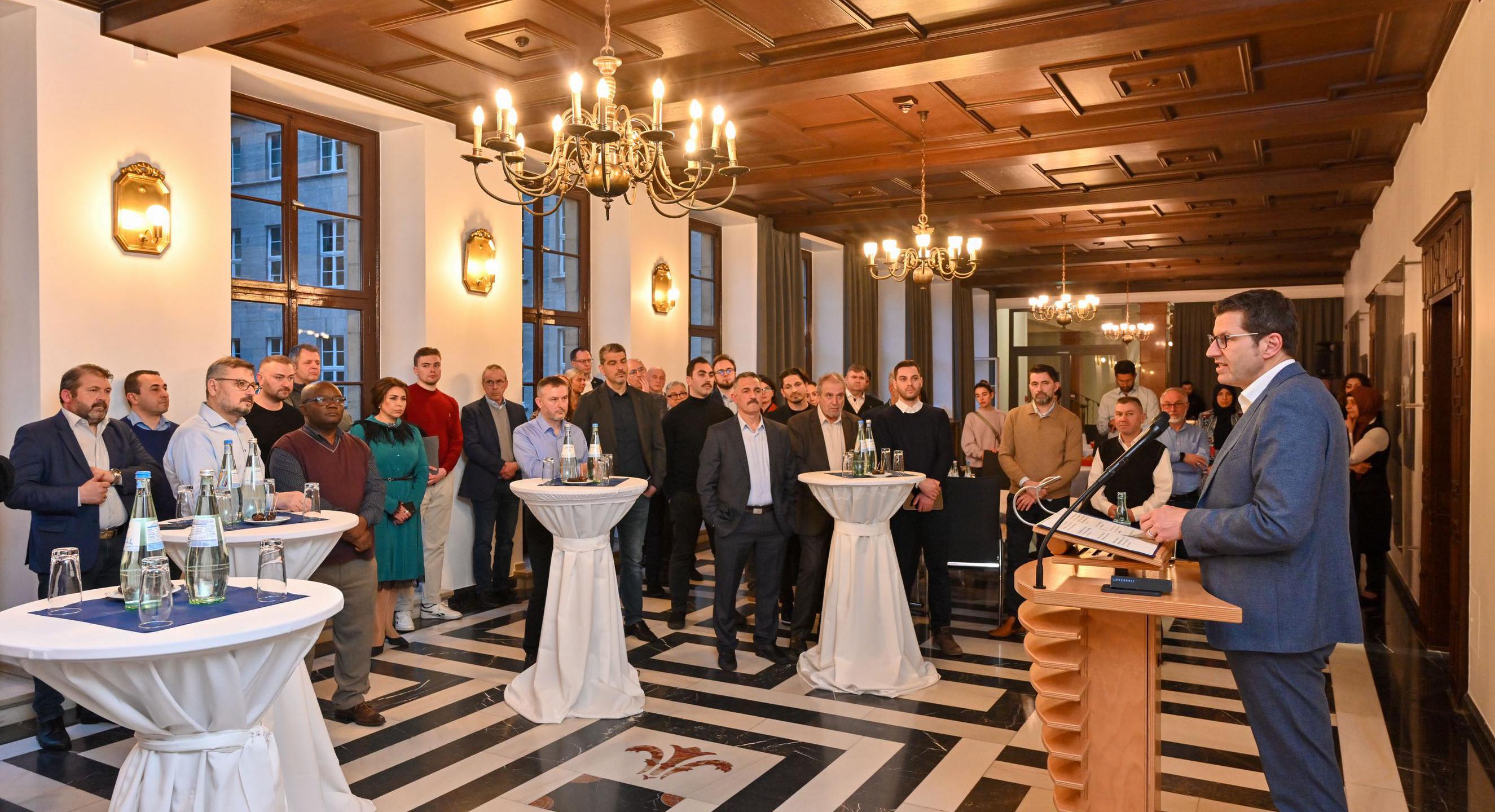 Oberbürgermeister Thomas Eiskirch begrüßt die Gäste zum Fastenbrechen