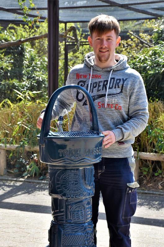 Stadtwerker Johannes Dillmann bei der Inbetriebnahme des Trinkwasserbrunnens im Bochumer Tierpark.