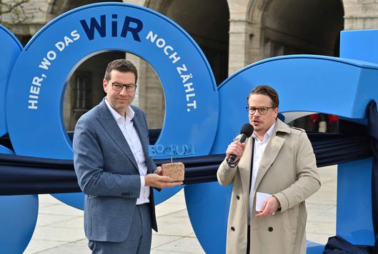 Oberbürgermeister Thomas Eiskirch (li.) und Julian Schmitz, Geschäftsführer von Bochum Marketing, haben gemeinsam den Fotospot eröffnet.