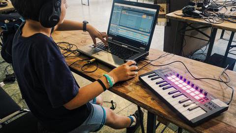 Kinder beim Musik abmischen 