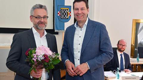 Dezernent Dr. Markus Bradtke (links im Bild) und Oberbürgermeister Thomas Eiskirch. Im Hintergrund Stadtdirektor Sebastian Kopietz
