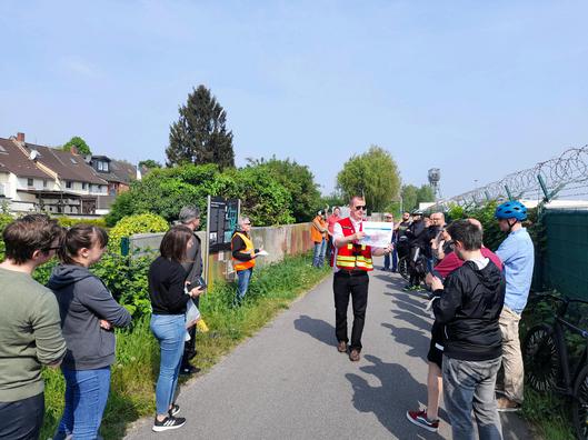 Dr. Tobias Rudolph erklärt anhand Menschen etwas
