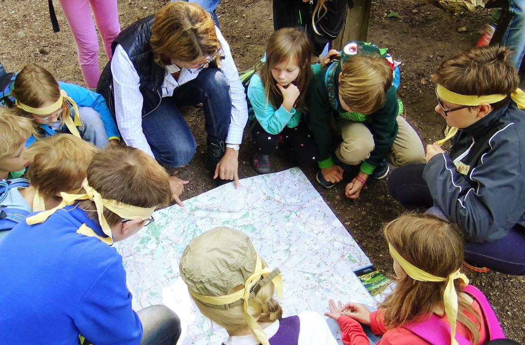 Kinder mit einer Karte im Wald