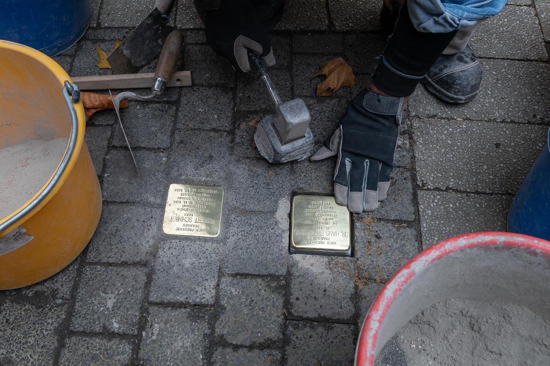 Foto der Verlegung von Stolpersteinen in Bochum von 2019