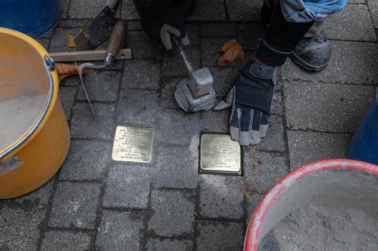 Foto der Verlegung von Stolpersteinen in Bochum von 2019